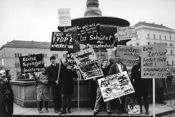 Demonstration für Pressefreiheit in München anlässlich der <i>Spiegel</i>-Affäre (ca. Oktober-November 1962)